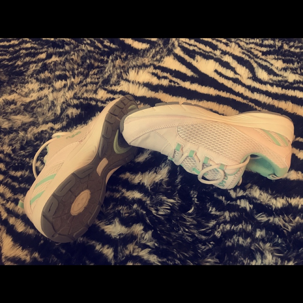 Athletic shoes